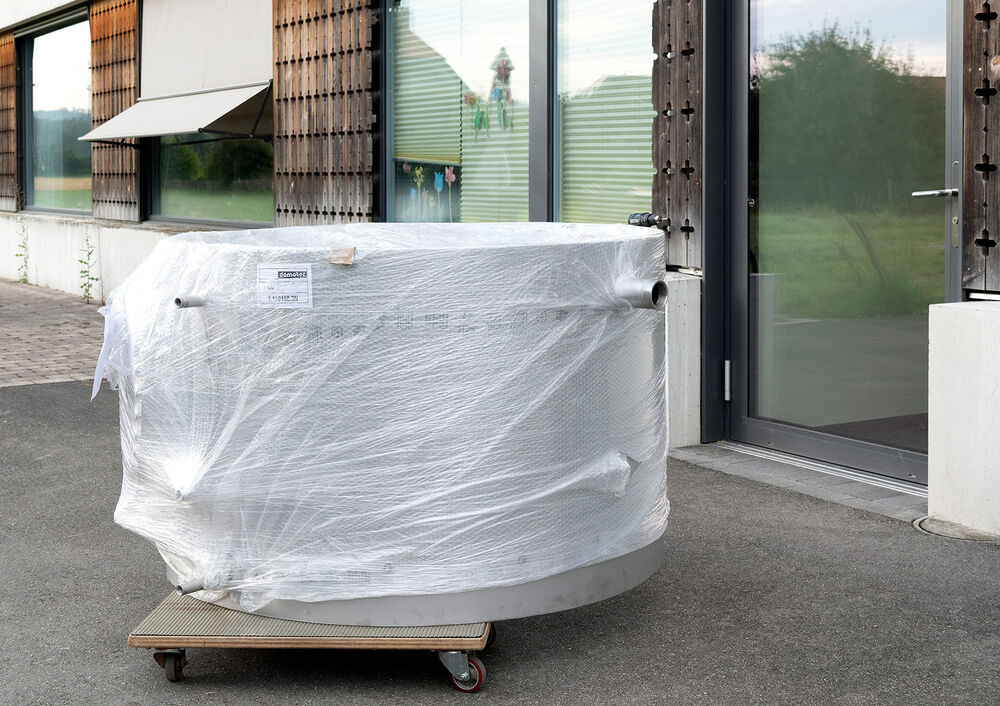 Seelandheim Worben: Die Behälterteile werden einzeln angeliefert und ins Gebäude gebracht.